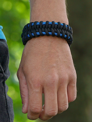 Hľadáte originálny a nezvyčajný darček? Obdarovaného zaručene prekvapí Гривна от паракорд Dubble Track в черно и синьо, със запалка, компас и свирка